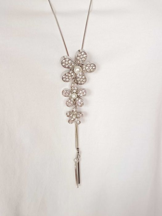 Nowy naszyjnik w kolorze srebrnym z kwiatami długi