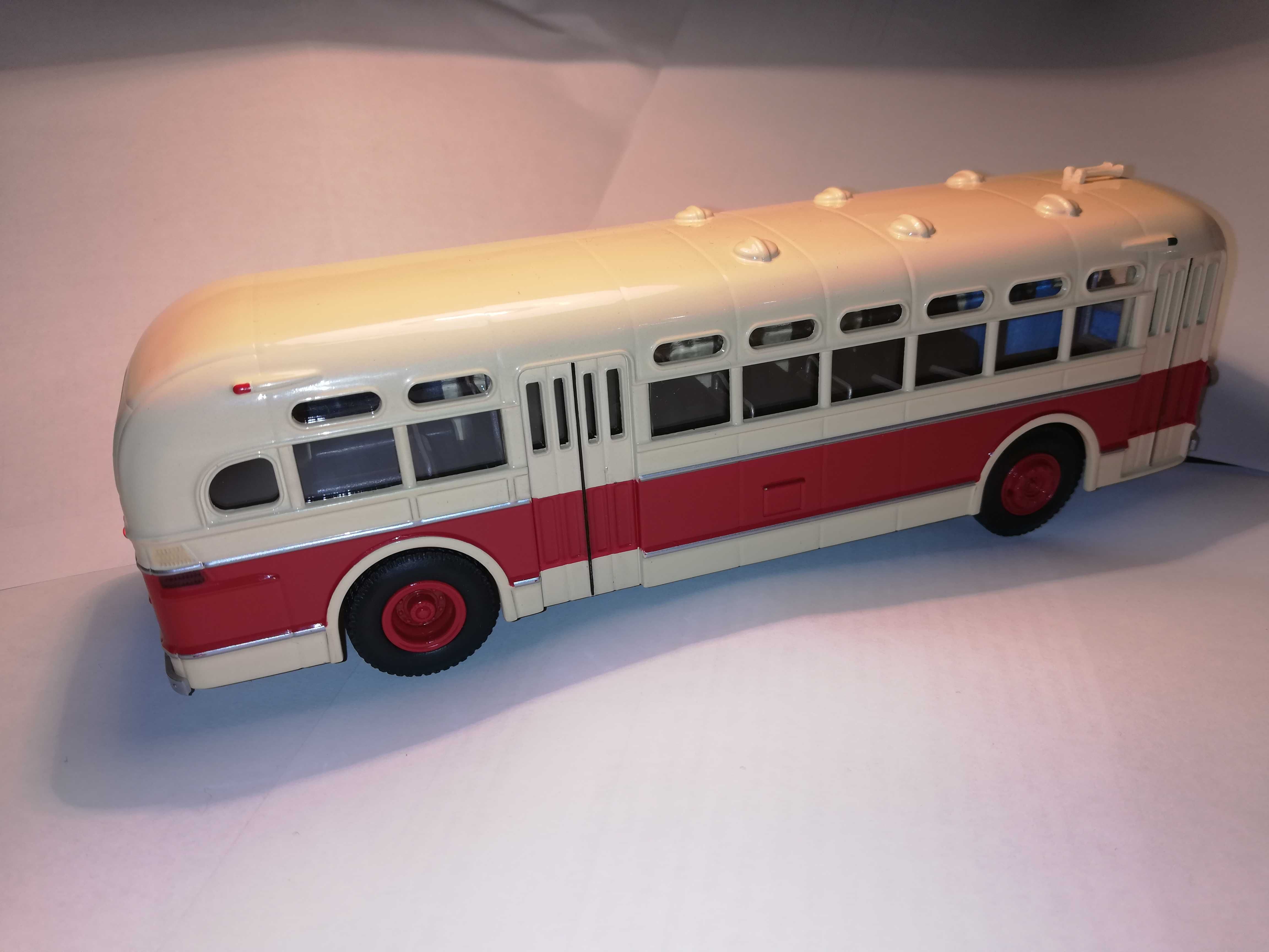 Rarytetna model autobusu ZIS-154 w gablotce Classic Bus 1/43