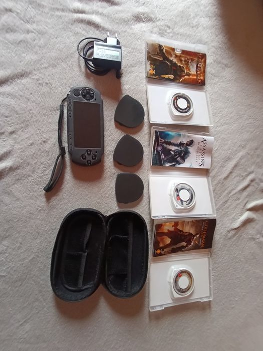 PSP com bolsa rígida, capa de silicone e 3 jogos