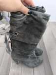 Botas cinzentas com pouco uso