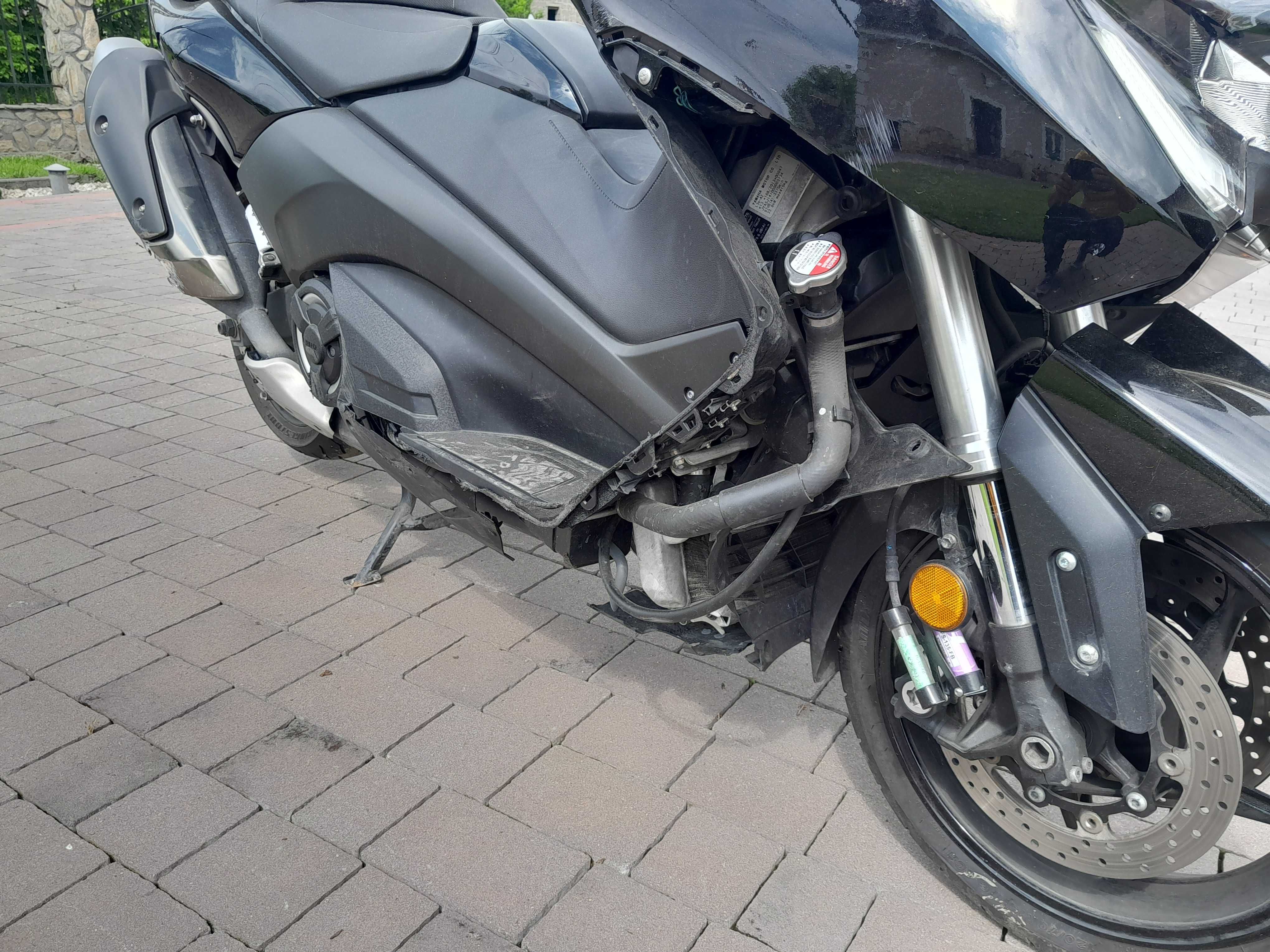 Yamaha T-max 530.