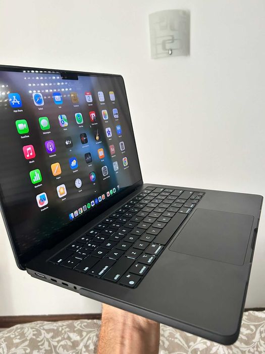 MacBook Pro 14in M3 chip 18Gb ram