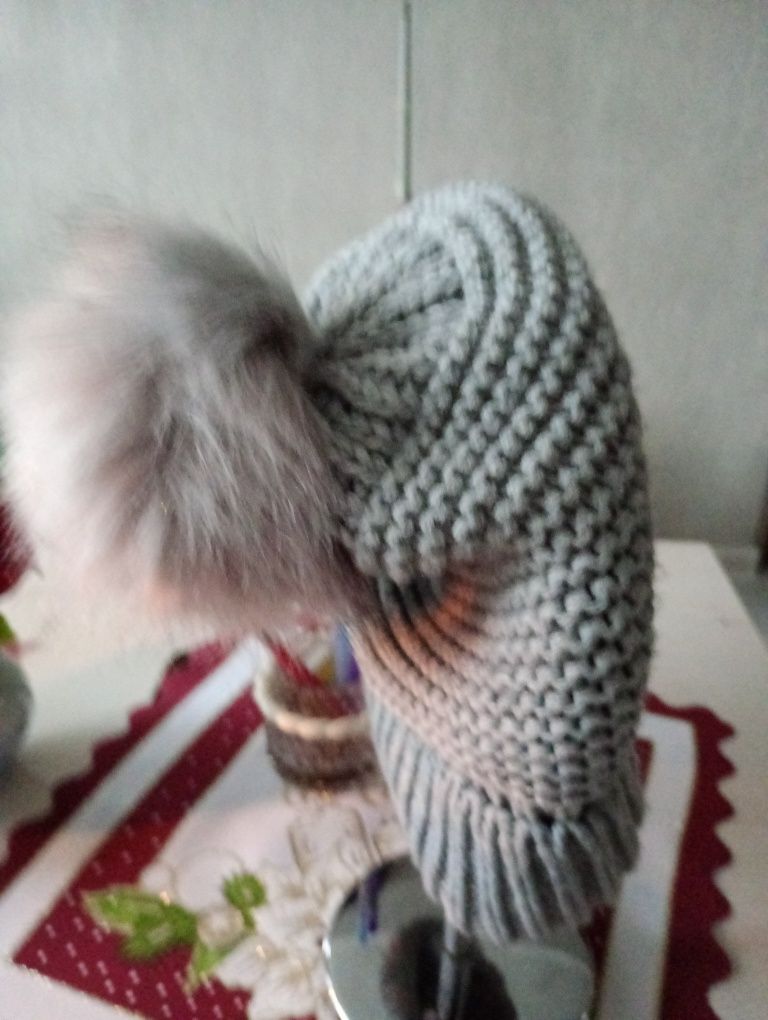 Piękna czapeczka popielata damska długa