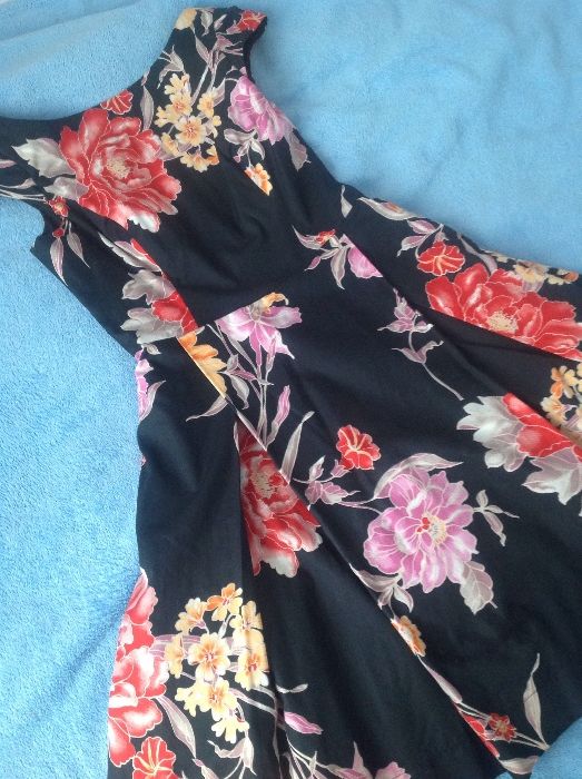 Sukienka rozkloszowana w stylu pin-up w kwiaty rozm. 36
