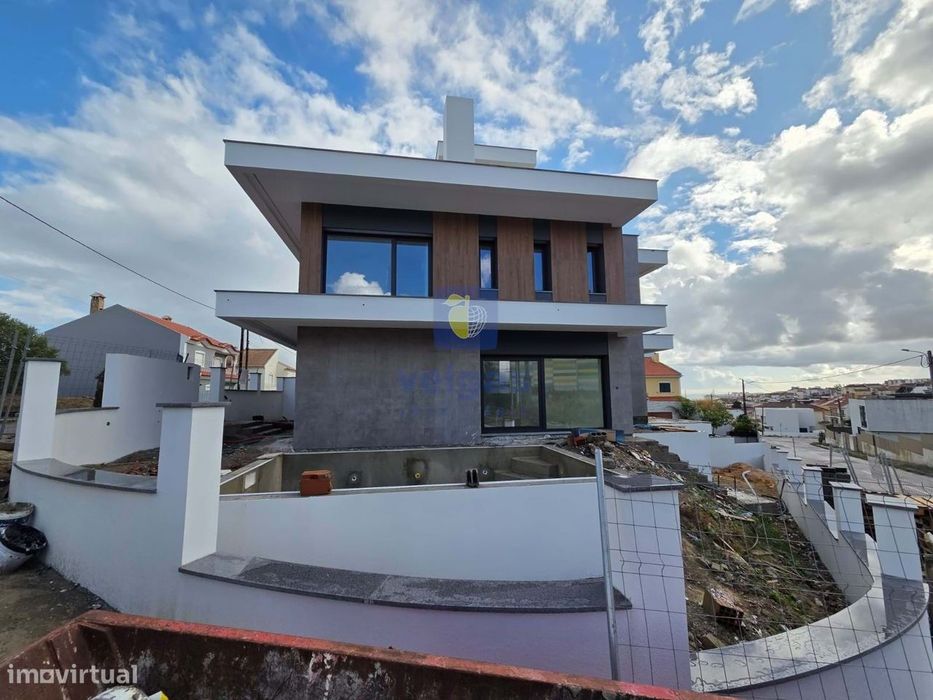 Moradia T4 C/ Piscina -  Bairro Primavera