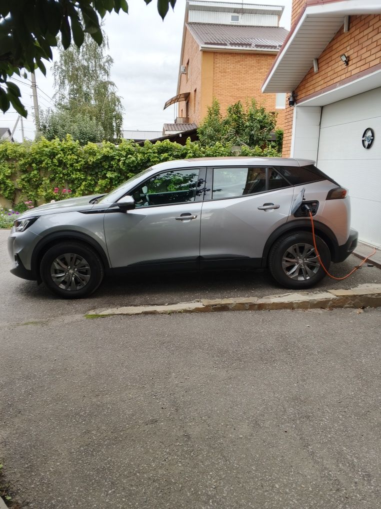 Peugeot e 2008         .