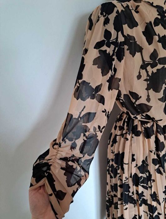 Reserved piekna i elegancka dluga sukienka