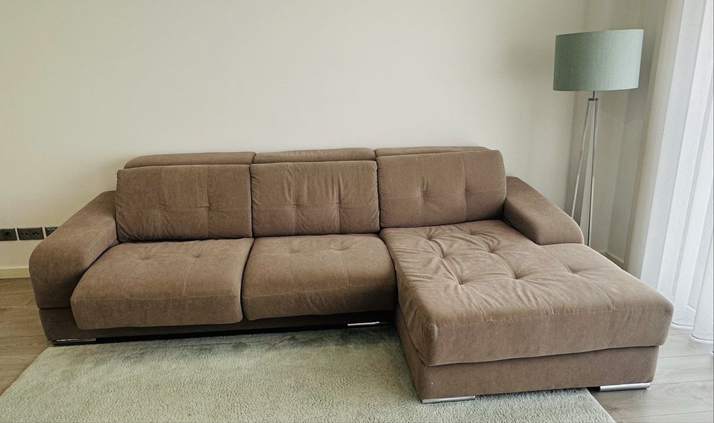 Sofa cor taupe com chaise e arrumacao