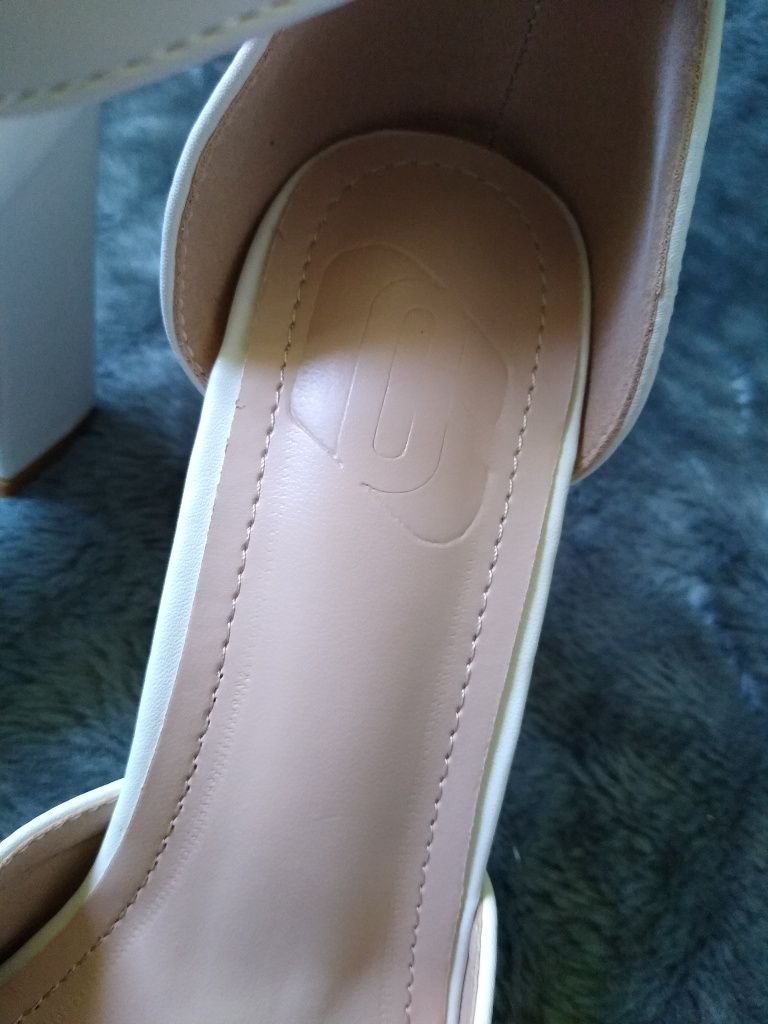 Buty na obcasie blokowym Cuccoo