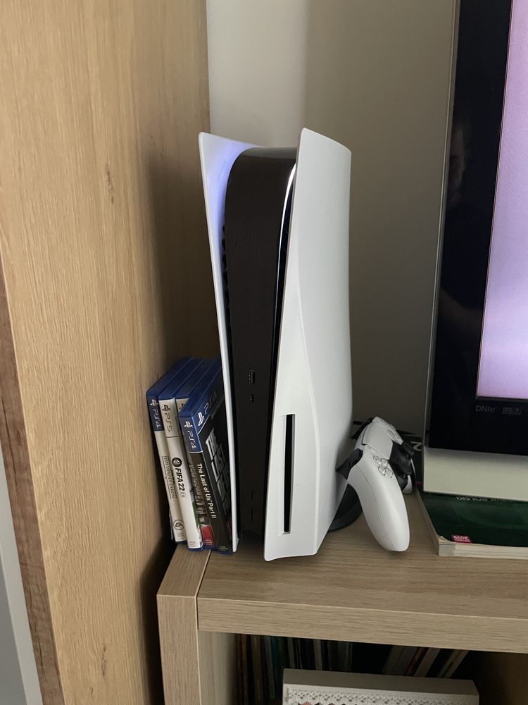 PLAYSTATION 5 Napęd + 1TB pamieci + 2 Pady + 4 Gry na płyte