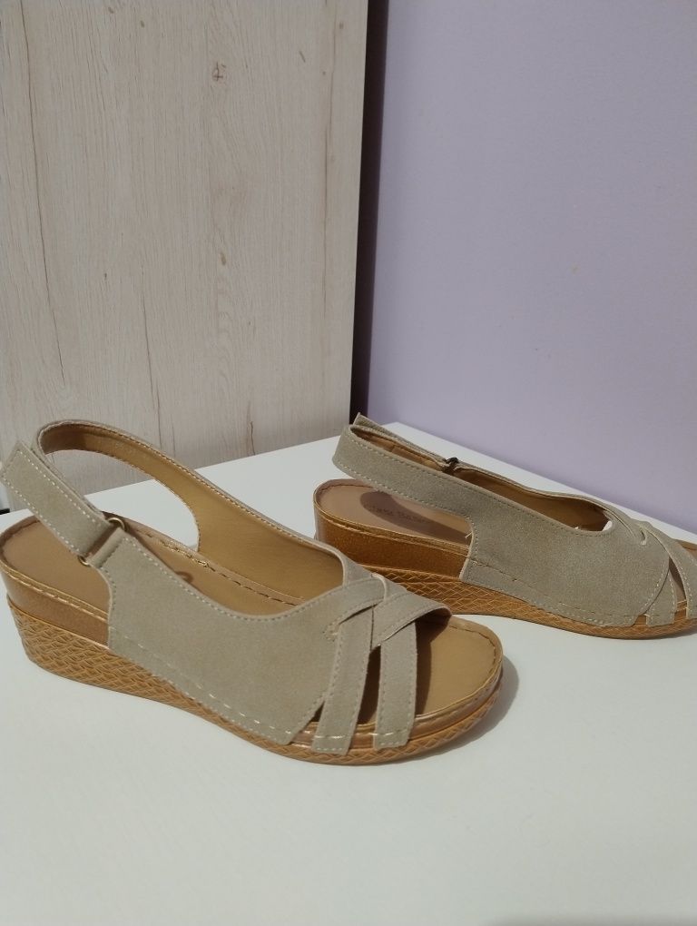 Nowe sandały damskie firmy Clara Barson rozmiar 38
