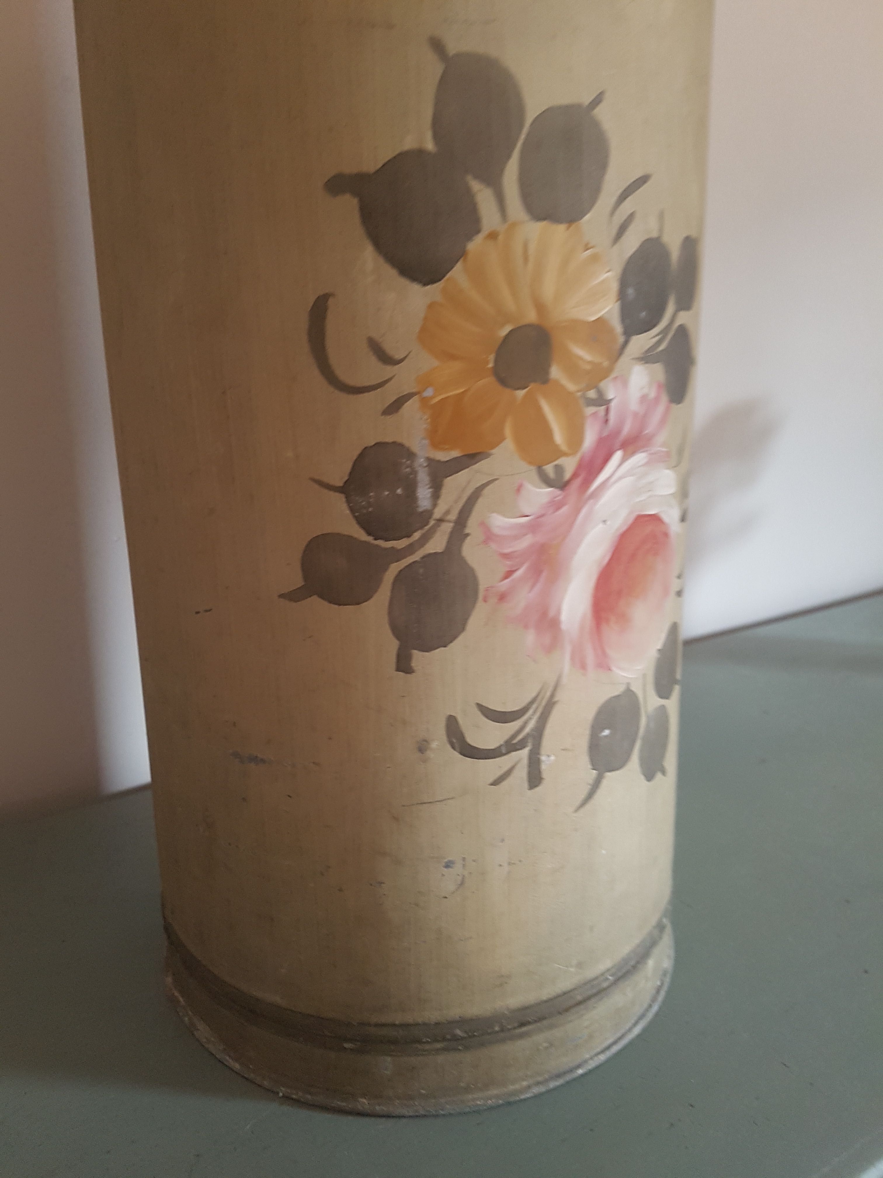 Bengaleiro vintage em latão pintado à mão com motivos florais