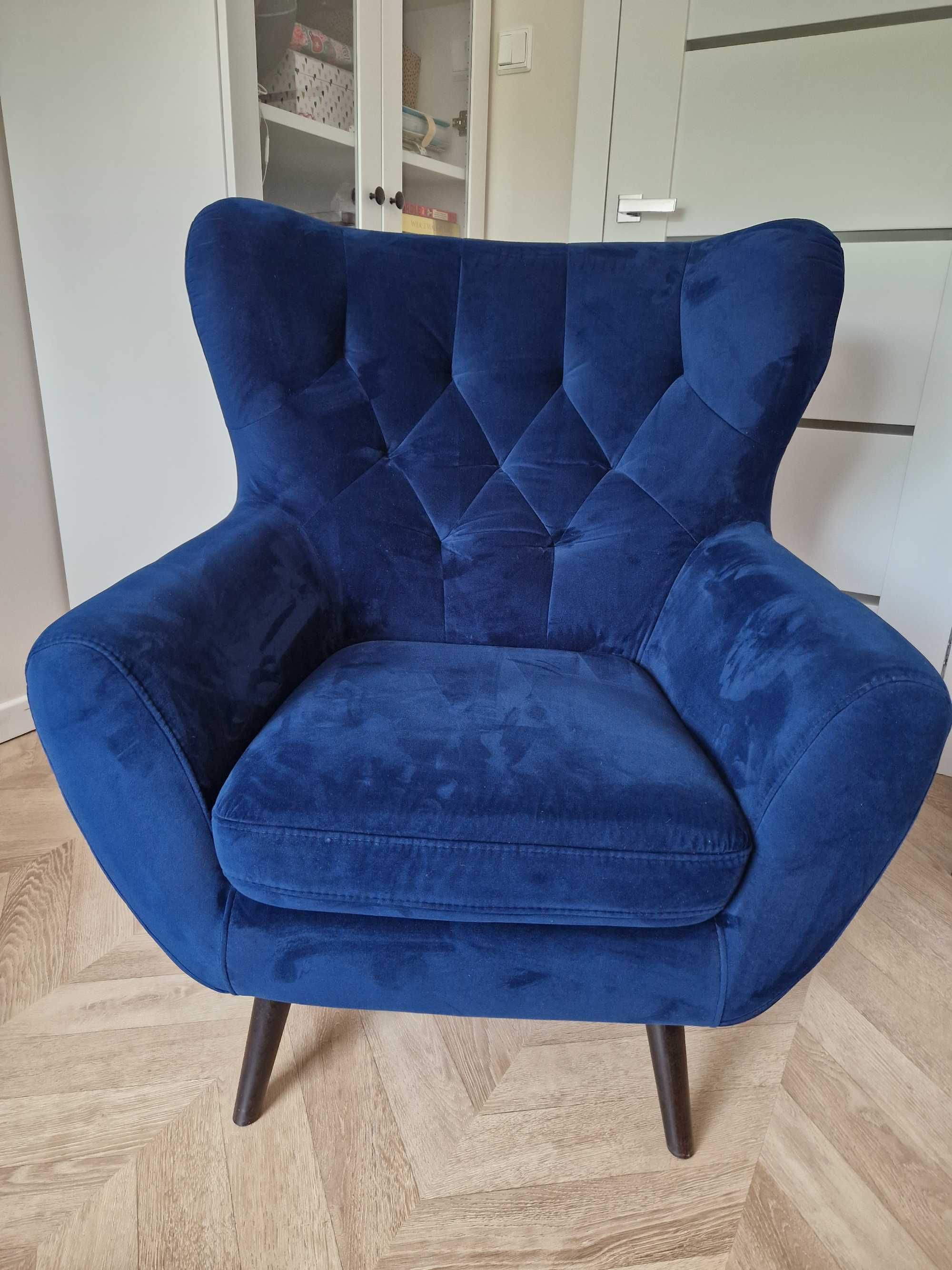 Granatowy welurowy fotel Voss Gala Collezione