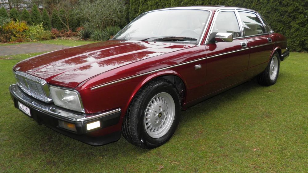 Jaguar XJ Daimler 4,0 ze Szwajcarii. Połączenie lakieru bordo z beżowym wnętrzem