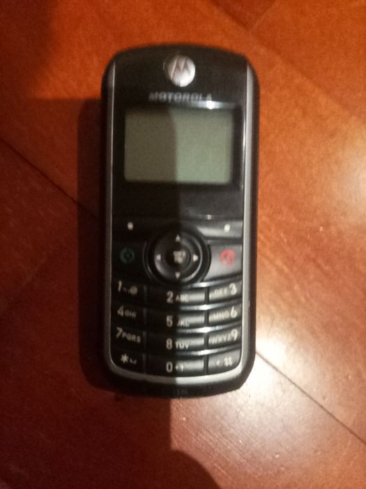 Telefones antigos que funcionam e outros que não funcionam.