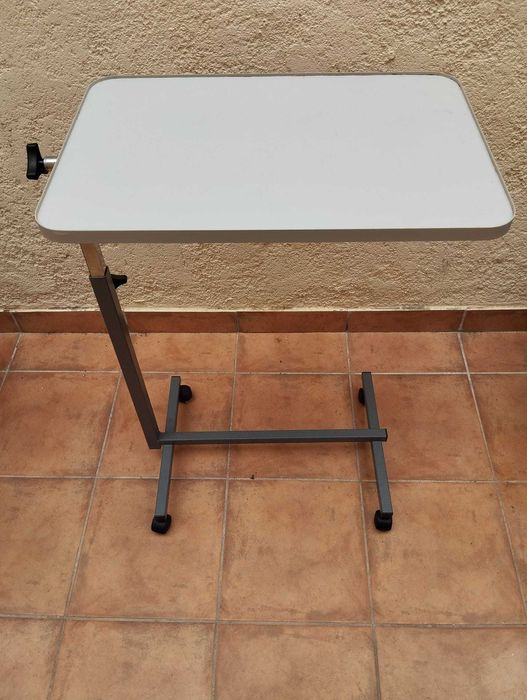 PREÇO NEGOCIÁVEL- Mesa Hospitalar de Refeição - Usada