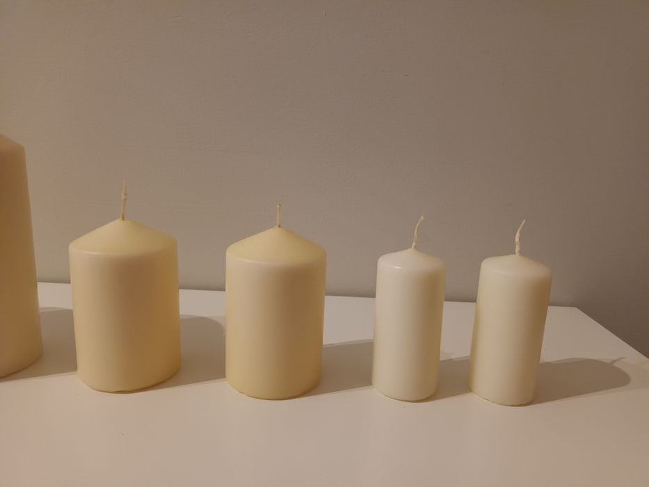 Conjunto de oito velas brancas e creme