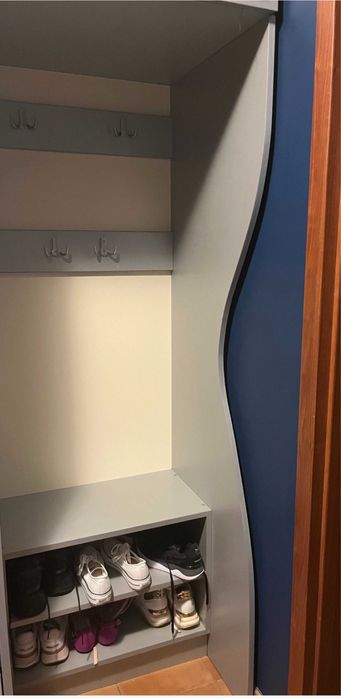 Szafka wisząca, wieszak na ubrania i półka na buty