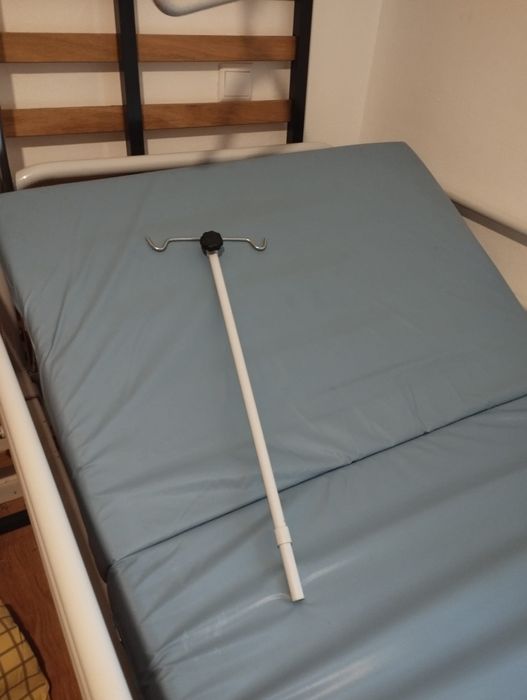 Cama articulada com colchão anti-escaras