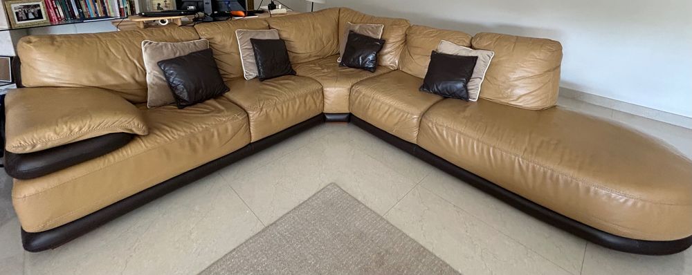 Sofa em pele e madeira