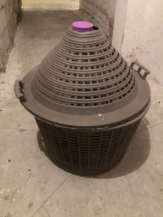 Butla do wina z koszem