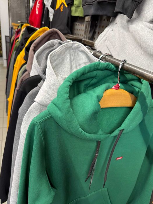 Wieszaki z drewna - idealne do sklepu.