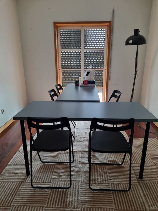 Conjunto de mesas, cadeiras e candeeiro