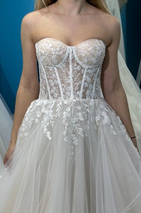 Весільна сукня з шлейфом