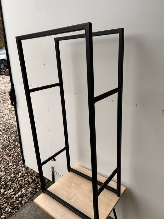 Stojaki na drewno kominkowe