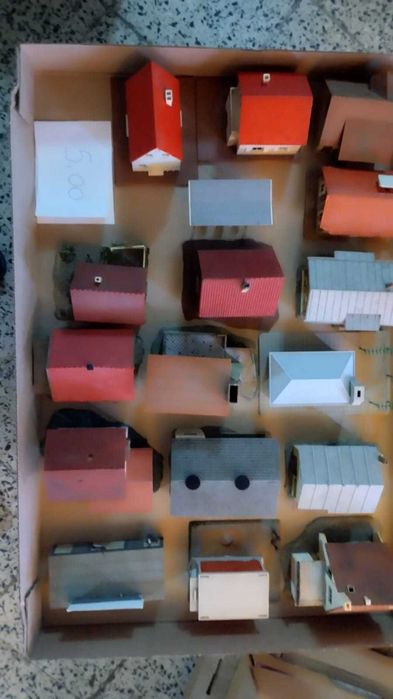 diversos edificios na escala HO