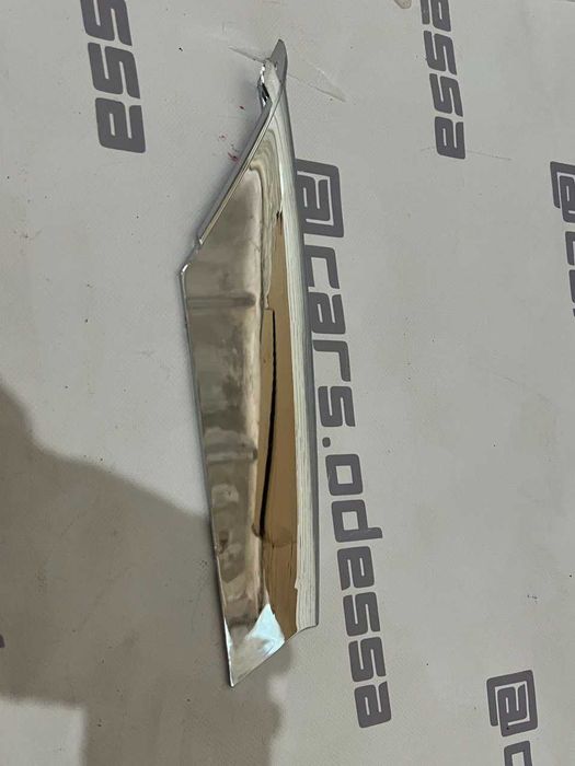 Накладка люверса верхняя правая хром 1056380-00-C TESLA Model S restyl