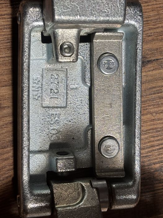 Zawiad drzwi  tyl lewy  dolny  MERCEDES VITO II W639