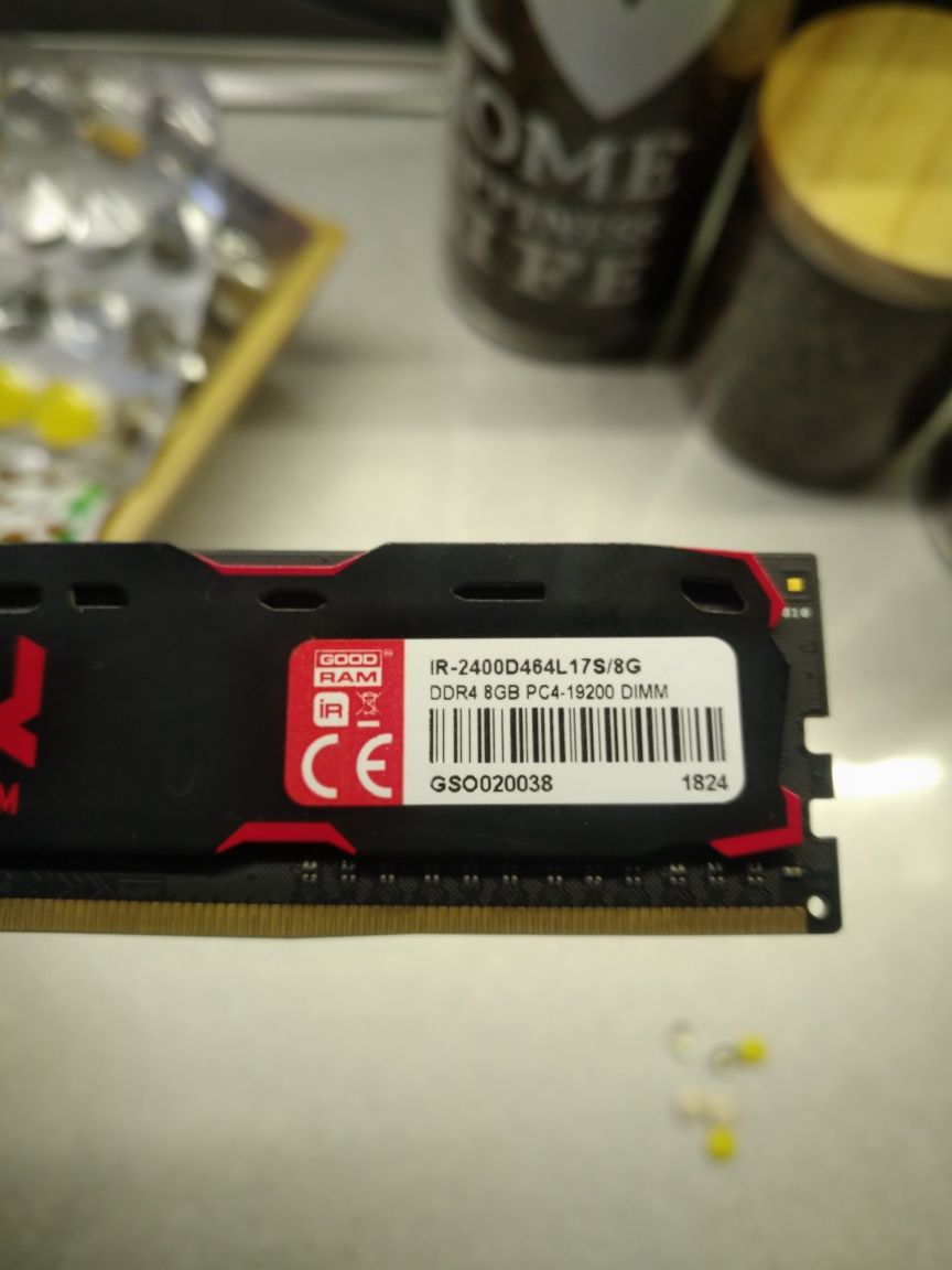 Kość pamięci RAM 8 GB.