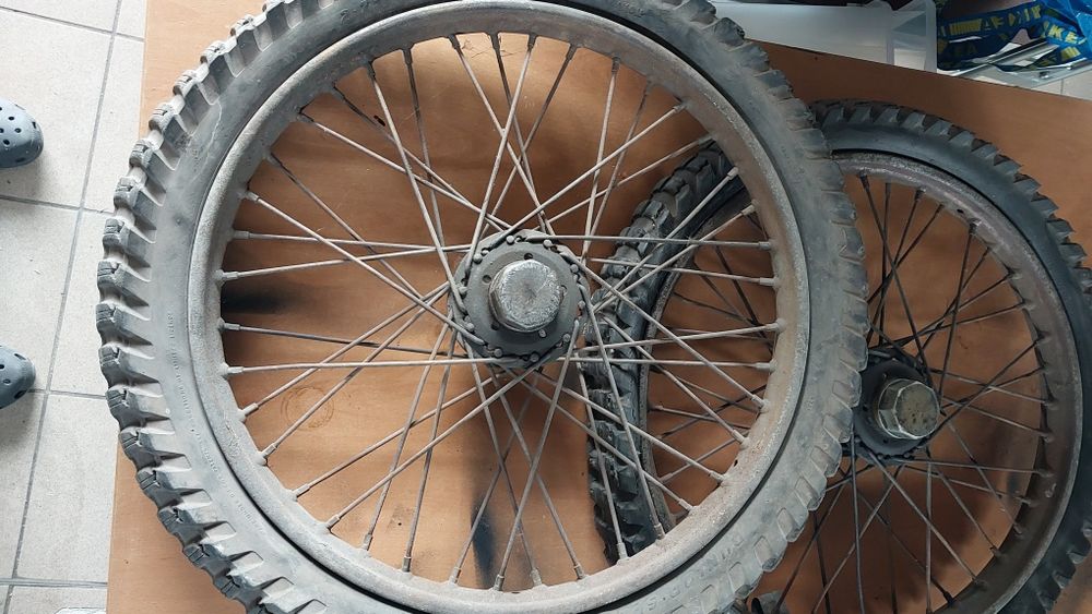 Koło 2 szt samochodowe-motocyklowe stare
