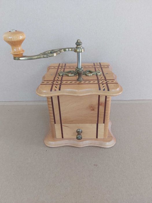 Stary młynek do kawy bardzo dobry stan zachowania.