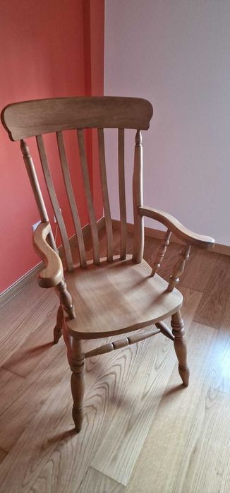 Cadeira de madeira maciça da Companhia Inglesa