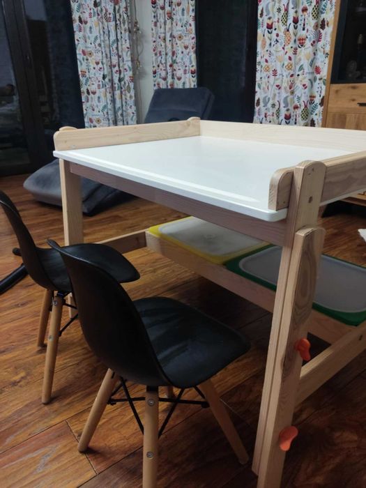 Biurko rosnące IKEA + 2 krzesła + 2 pojemniki