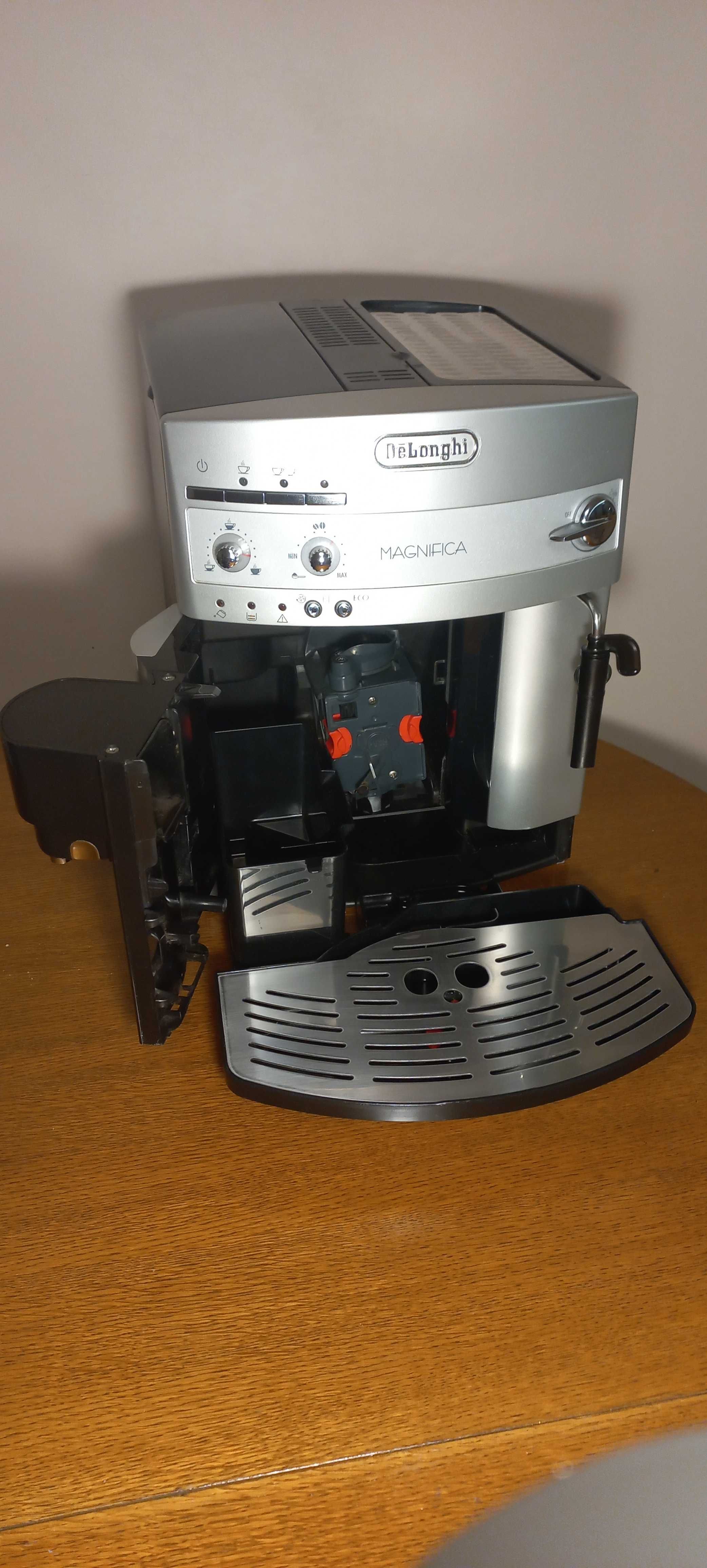Ekspres DeLonghi ESAM 3200.S w idealnym stanie