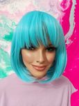 Peruka bob z grzywka turkusowy kolor Nessaja luxe wigs shop