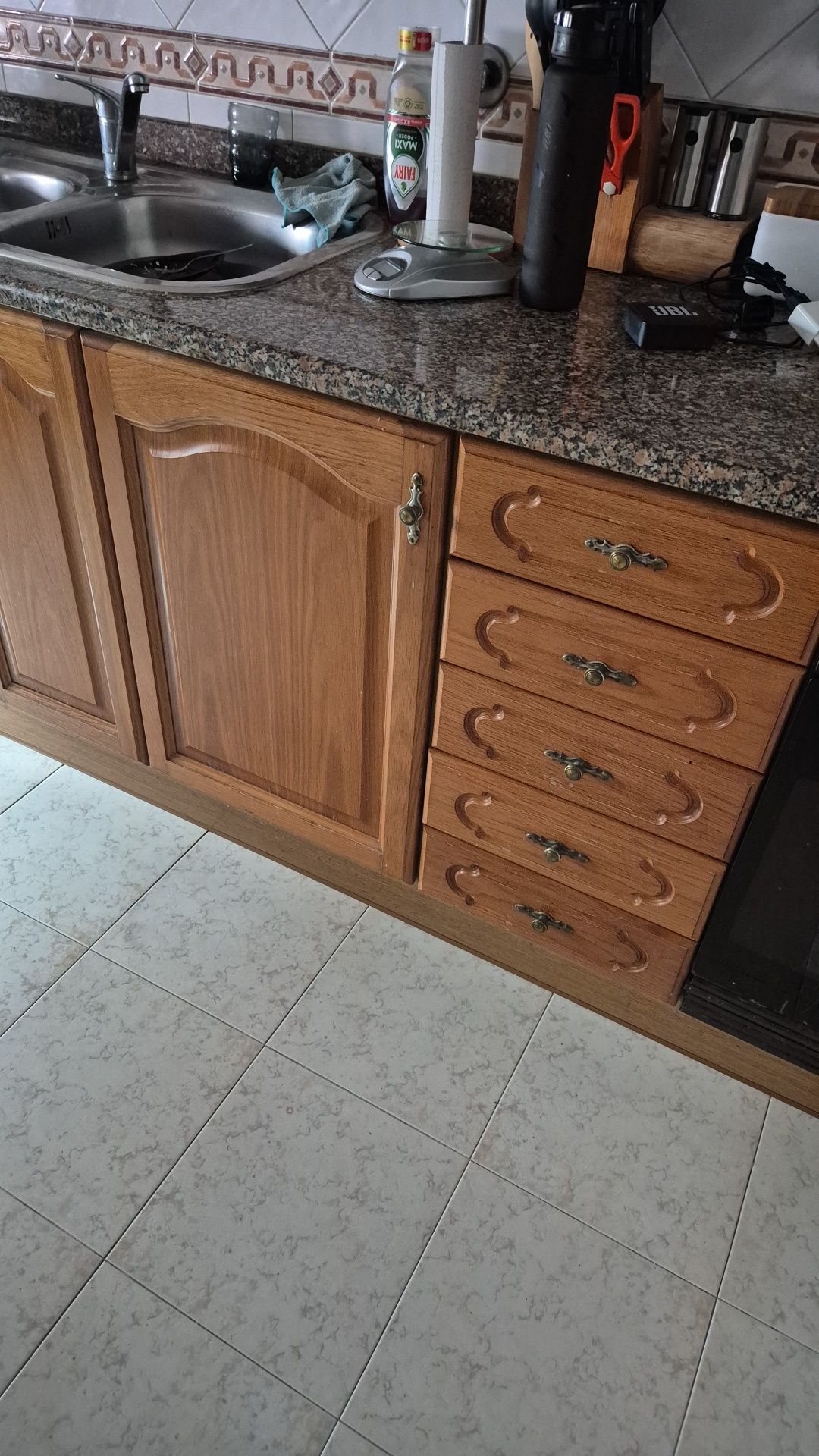 Portas e gavetas de armários de cozinha