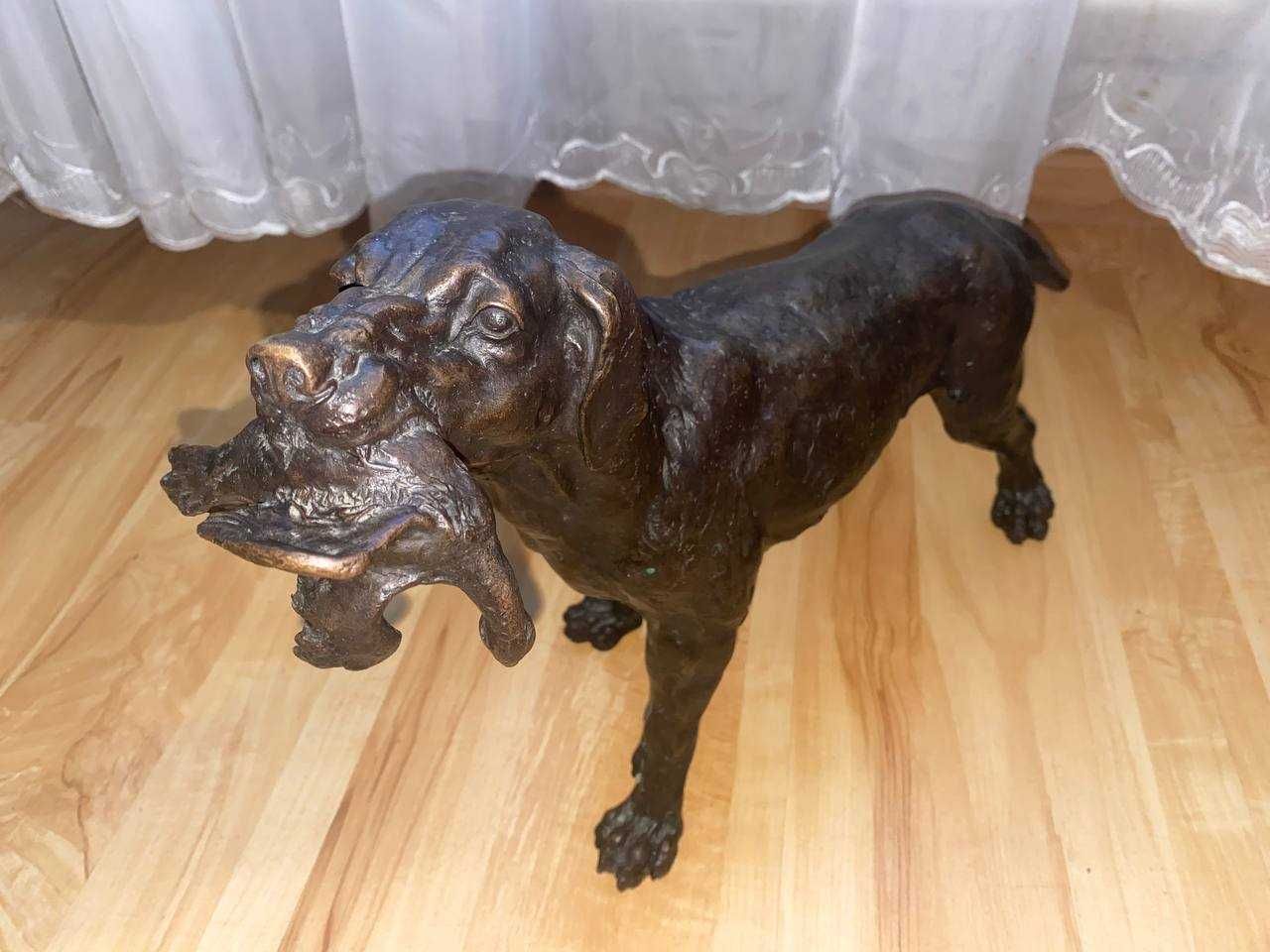 Бронзовая статуэтка "собака с уткой", с подписью "Barye"