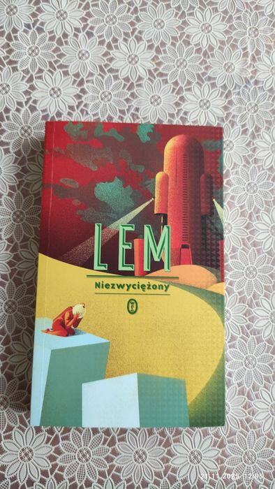 Niezwyciężony, Stanisław Lem