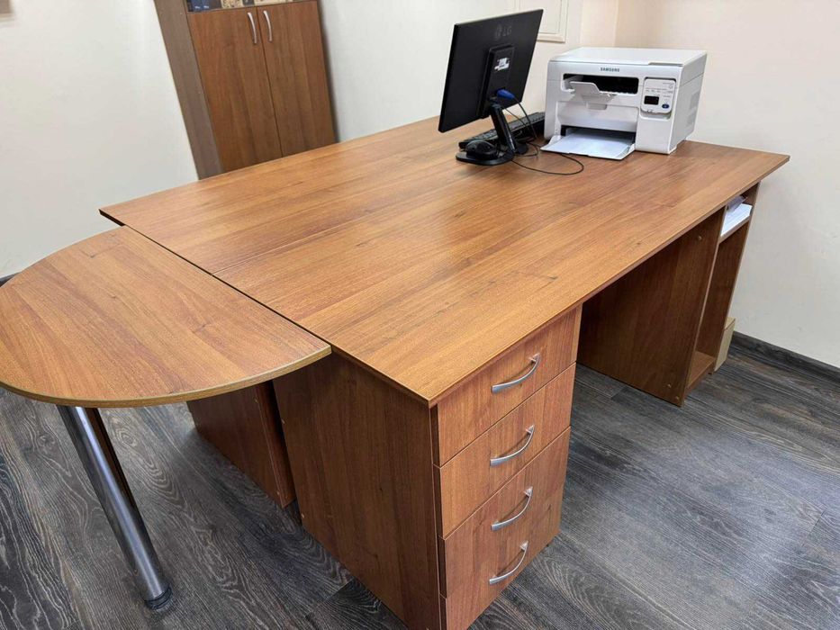 Продається комплект офісних меблів.