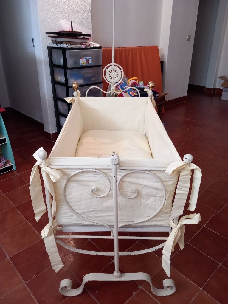 Berço para bebé em ferro