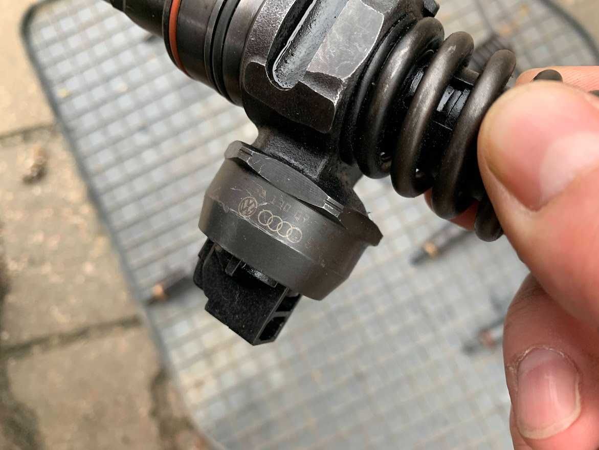 насос форсунки Volkswagen Golf Caddy Passat B5 Touran 1.9 038130073BQ