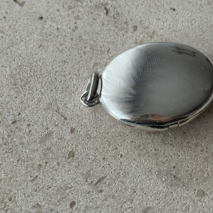 Medalhão de senhora em prata portuguesa