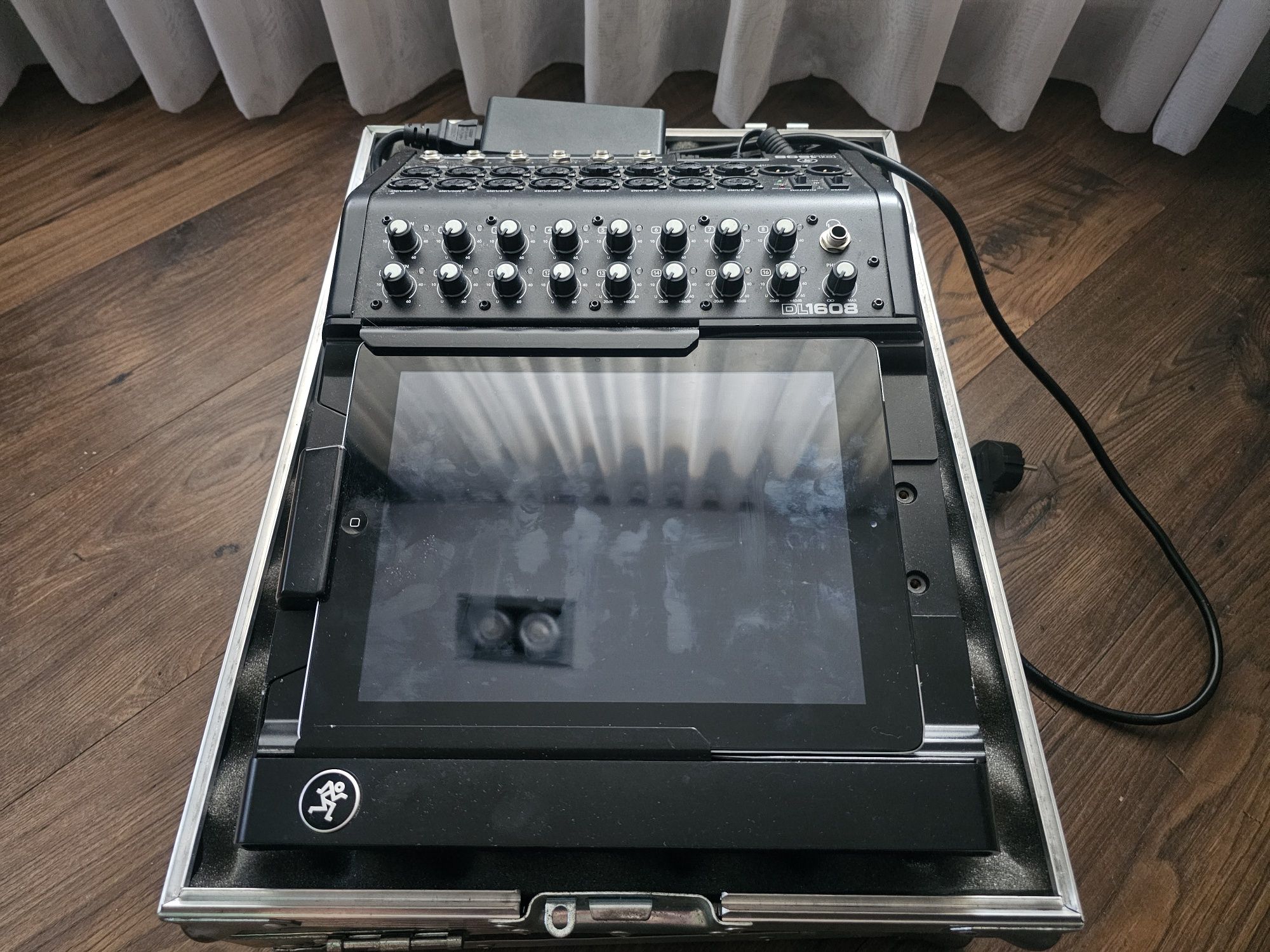 Mikser Cyfrowy Mackie DL1608 + IPAD + Case