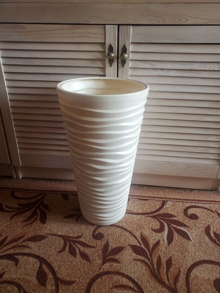 Стильна ваза пластикова сучасна висока