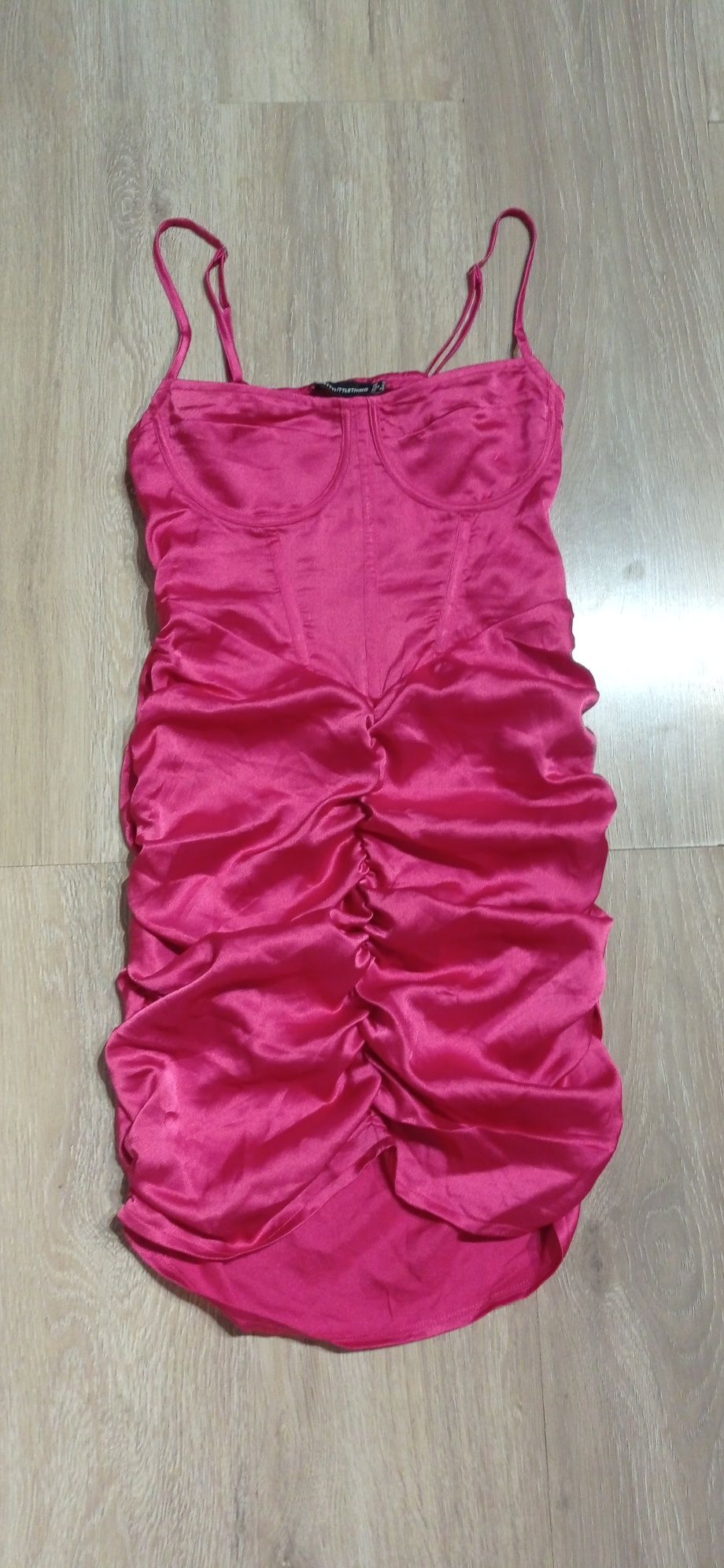 Sukienka koktajlowa drapowana PrettyLittleThings S