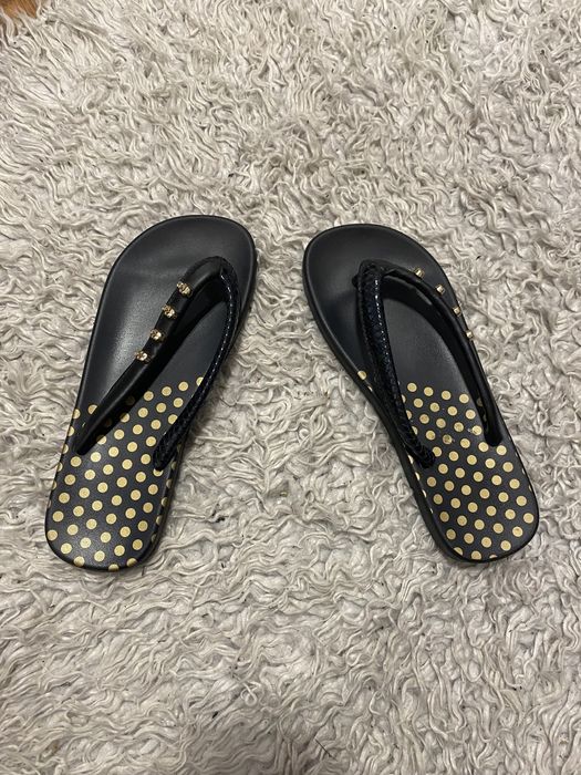 Klapki ze złotymi elementami